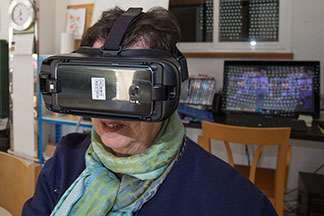 Imagen persona mayor con gafas de realidad virtual en la Residencia de San Jerónimo