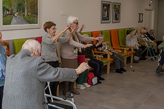 Imagen de personas mayores realizando ejercicios de gimnasia en la Residencia de San Jerónimo