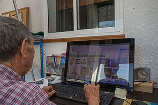 Imagen persona mayor realizando búsqueda en internet con ordenador en la Residencia de San Jerónimo